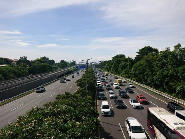 jakarta Endonezya, 24 Ekim 2022, üst manzara, trafik durumu, pürüzsüz bir araç geçiyor, üst manzara, sabahları.