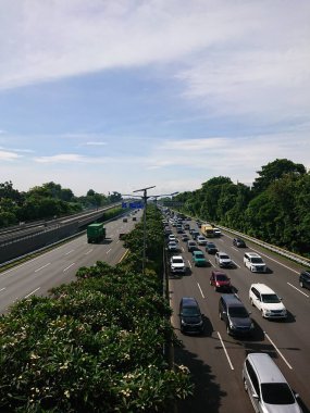jakarta Endonezya, 24 Ekim 2022, üst manzara, trafik durumu, pürüzsüz bir araç geçiyor, üst manzara, sabahları.