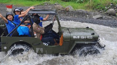 merapi yogyakarta, merkez java, Endonezya, 01 Ekim 2022, yerel turist, lav turu, suları aşmak için kullanılan savaş arabaları