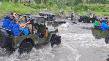 merapi yogyakarta, merkez java, Endonezya, 01 Ekim 2022, yerel turist, lav turu, suları aşmak için kullanılan savaş arabaları