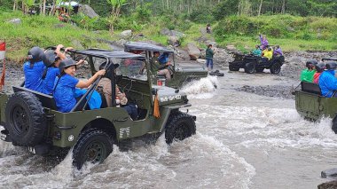 merapi yogyakarta, merkez java, Endonezya, 01 Ekim 2022, yerel turist, lav turu, suları aşmak için kullanılan savaş arabaları