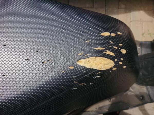 Kapotte Beschadigde Gescheurde Motorfietsstoel — Stockfoto