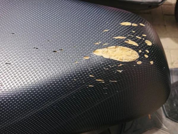 Kapotte Beschadigde Gescheurde Motorfietsstoel — Stockfoto