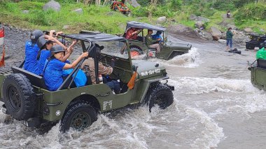 merapi yogyakarta, merkez java, Endonezya, 01 Ekim 2022, yerel turist, lav turu, suları aşmak için kullanılan savaş arabaları
