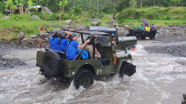 merapi yogyakarta, merkez java, Endonezya, 01 Ekim 2022, yerel turist, lav turu, suları aşmak için kullanılan savaş arabaları
