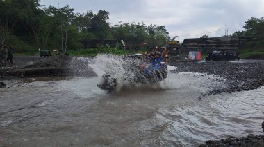 merapi yogyakarta, merkez java, Endonezya, 01 Ekim 2022, yerel turist, lav turu, suları aşmak için kullanılan savaş arabaları