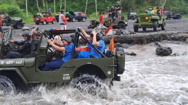 merapi yogyakarta, merkez java, Endonezya, 01 Ekim 2022, yerel turist, lav turu, suları aşmak için kullanılan savaş arabaları