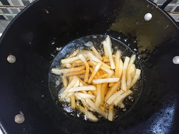 Close Flat Lay Frying French Fries Using Black Pan — Stock Photo, Image