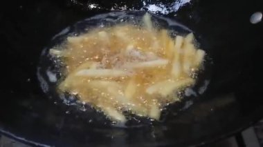 Yat yere, patates kızartması kızart, siyah kirli tavayı kullan.