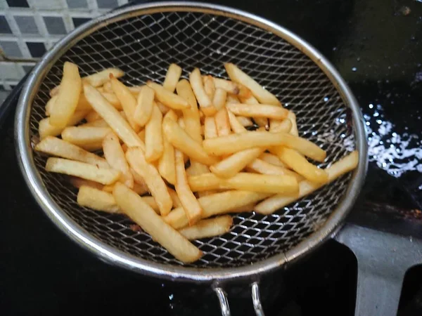 Abtropfen Von Pommes Frites Aus Dem Kochöl Nest — Stockfoto