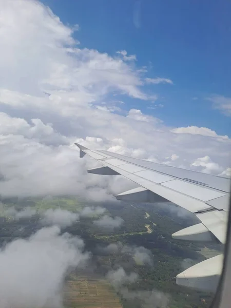 雲の向こうに飛行機の翼が — ストック写真