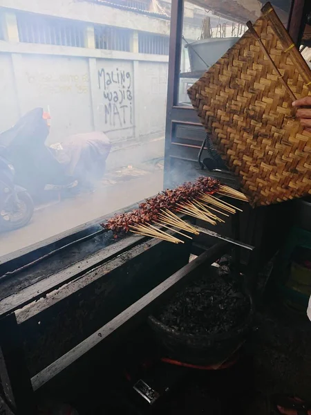 Cerrar Hombre Quema Pollo Satay Sate —  Fotos de Stock