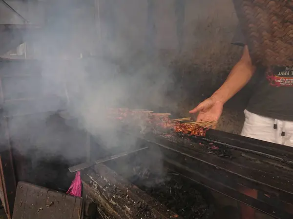 Zbliżenie Człowiek Palenie Kurczaka Satay Lub Satay — Zdjęcie stockowe