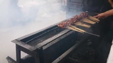 Yaklaştık, adam tavuk yaktı ya da doydu.,