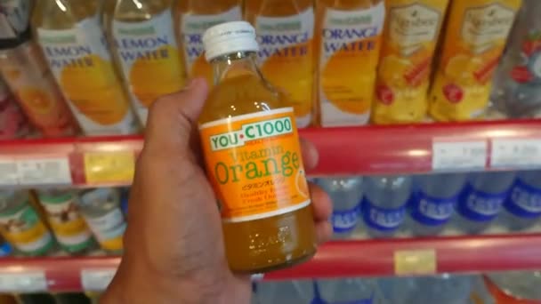 Footage Editorial Indonesia October 2022 Hand Hold Vitamin Liquid Bottle — 비디오