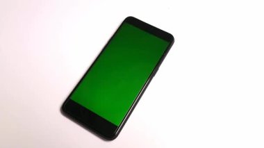 Yaklaş, erkek el ele tutuşur, dokunur, siyah akıllı telefonu çalar, masada beyaz ekran