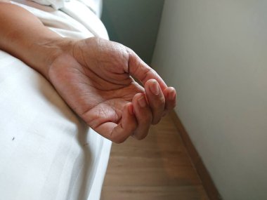 Yağmurdan sonra gece lambalı alçak açılı otobüs durağı