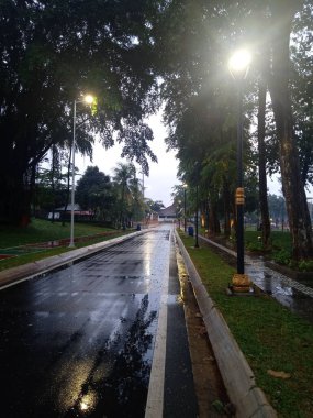 Akşamları yağmur üstüne bisiklet pisti