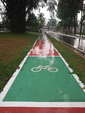 Akşamları yağmur üstüne bisiklet pisti