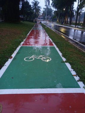 Akşamları yağmur üstüne bisiklet pisti