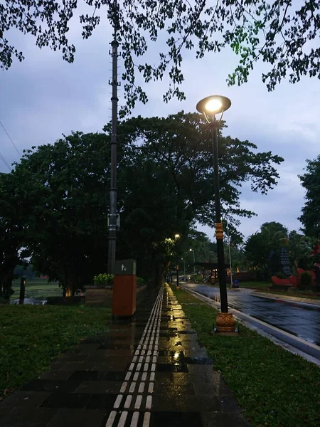 Foto Tunanetra Foot Path Malam Hari Setelah Hujan — Stok Foto