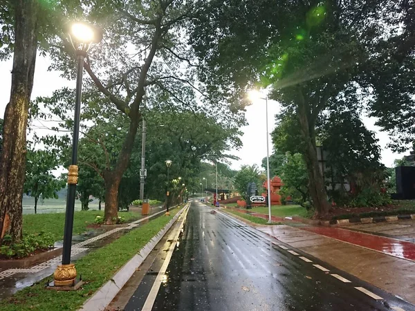 Jalur Sepeda Setelah Hujan Malam Hari — Stok Foto