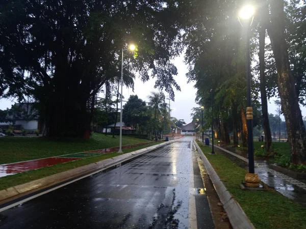 Jalur Sepeda Setelah Hujan Malam Hari — Stok Foto