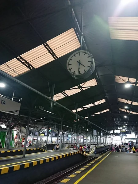 카르타 매달린 시계와 기차역 사이의 움직임 승객들이 — 스톡 사진