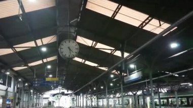 Görüntüler, Yogyakarta, Yogya, Jogja, Jogjakarta, Endonezya, Central Java, Büyük asılı beyaz saat ve tren istasyonu işareti arasında hareket,