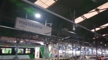 Görüntüler, Yogyakarta, Yogya, Jogja, Jogjakarta, Endonezya, Central Java, Büyük asılı beyaz saat ve tren istasyonu işareti arasında hareket,