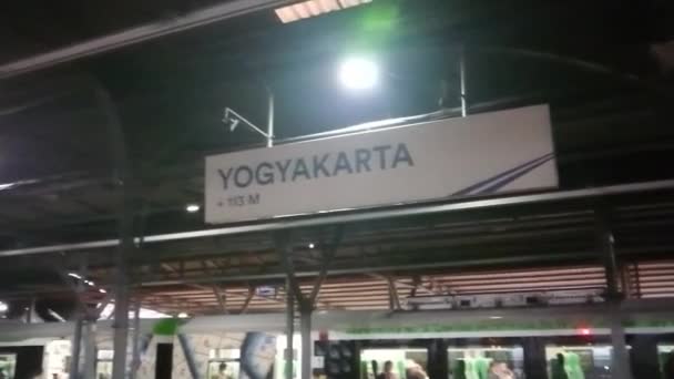 镜头编辑 印度尼西亚 中央爪哇 大白钟与火车站标志之间的运动 一些乘客看到了 — 图库视频影像