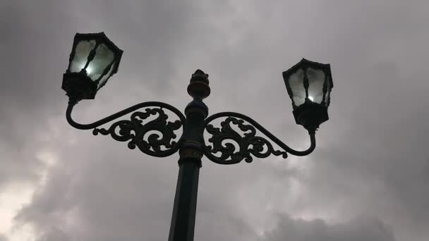 夜のヨガジャカルタの典型的な街路灯のシルエットです — ストック動画