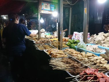 Satıcı ve alıcı Nasi Kucing veya Angkringan, abur cubur, gorengan, Yogyakarta 'da küçük boy gece yemeği