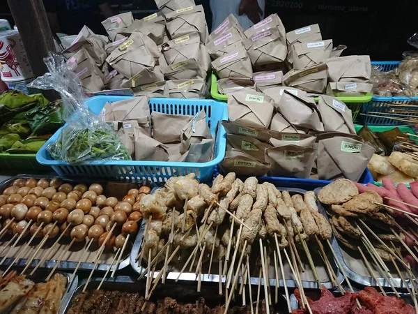 日惹的卖家和买主Nasi Kucing或Angkringan 垃圾食品 Gorengan 小尺寸夜市食品 — 图库照片