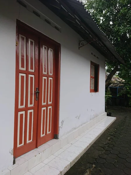 写真はインドネシアのヨガジャカルタ ヨガジャ ヨガジャカルタ ヨガジャカルタの古い木のドアと窓 — ストック写真