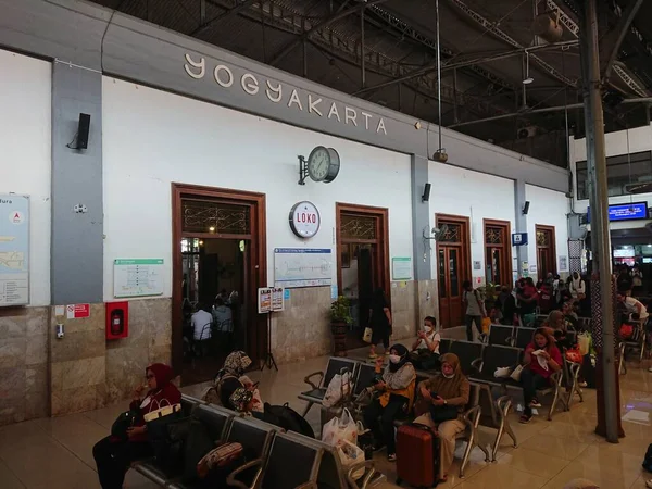 카르타 매달린 시계와 기차역 사이의 움직임 승객들이 — 스톡 사진