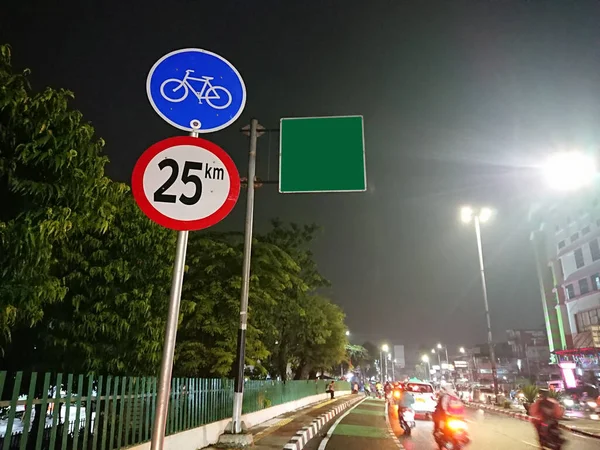 Papan Reklame Sepeda Dan Lampu Hijau Malam Hari — Stok Foto