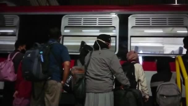 Yogyakarta Indonezja Pasażer Wsiadający Pociągu Wieczorem Podczas Deszczu — Wideo stockowe