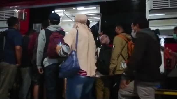 Jogyakarta Indonésie Pasažér Nastupující Večer Vlaku Během Deště — Stock video
