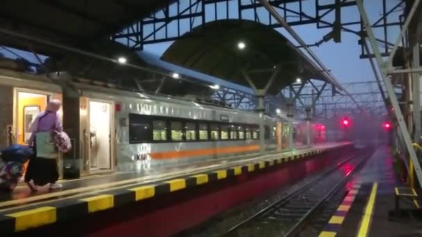 Jogyakarta Indonésie Pasažér Nastupující Večer Vlaku Během Deště — Stock video