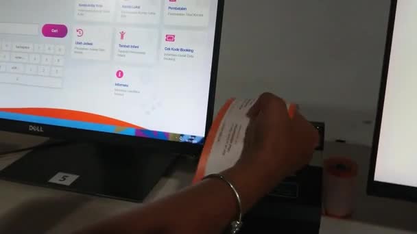 妇女手拿一张列印好的火车票在办公桌前 — 图库视频影像