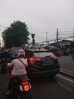 Fotoğraf editörü, 18 Kasım 2022 Endonezya Google Street View aracı sokak boyunca caddeleri haritalamak için kullanılır