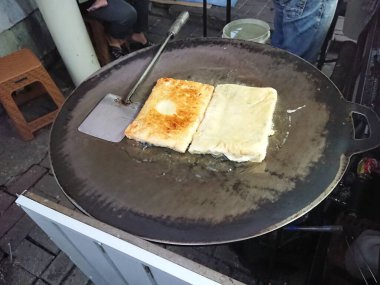 Fryring Pan 'daki sıcak martabak' ı kapatın. 