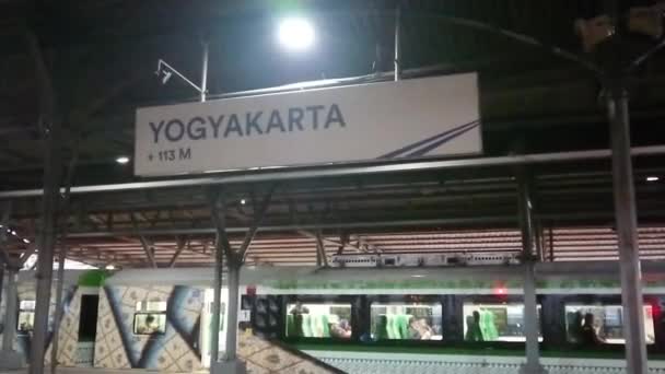 Záběry Editorial Jogyakarta Jóga Jogja Jogjakarta Pohyb Mezi Kolejemi Vlakovým — Stock video