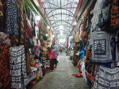 fotoğraf editörü, 07 Kasım 2022, kumaş satıcısı ve alıcısı Pasar Beringharjo, yoğurt pazarı bringharjo