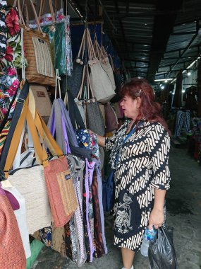 fotoğraf editörü, 07 Kasım 2022, kumaş satıcısı ve alıcısı Pasar Beringharjo, yoğurt pazarı bringharjo