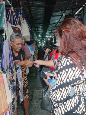 fotoğraf editörü, 07 Kasım 2022, kumaş satıcısı ve alıcısı Pasar Beringharjo, yoğurt pazarı bringharjo
