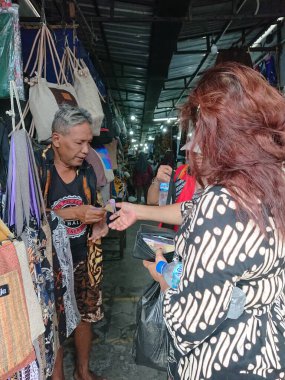 fotoğraf editörü, 07 Kasım 2022, kumaş satıcısı ve alıcısı Pasar Beringharjo, yoğurt pazarı bringharjo