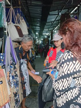 fotoğraf editörü, 07 Kasım 2022, kumaş satıcısı ve alıcısı Pasar Beringharjo, yoğurt pazarı bringharjo
