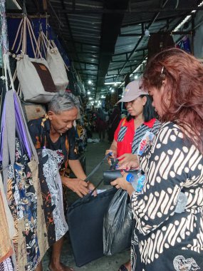 fotoğraf editörü, 07 Kasım 2022, kumaş satıcısı ve alıcısı Pasar Beringharjo, yoğurt pazarı bringharjo